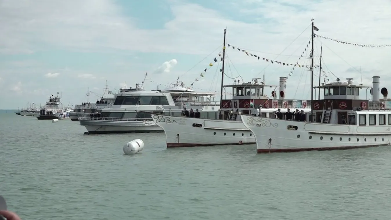 Jubileumi hajószemle a Balaton vizén