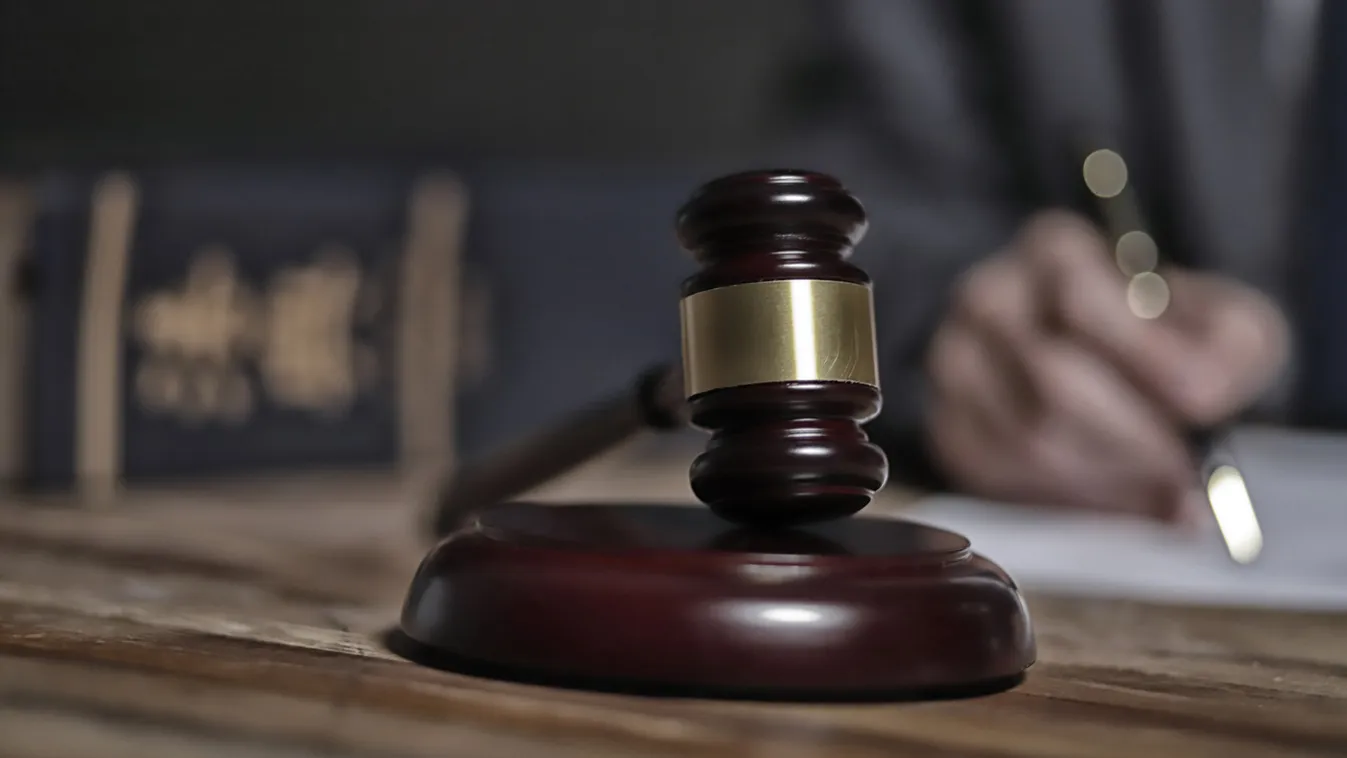 Elítélték a maszkhasználat miatt biztonsági őrre támadókat