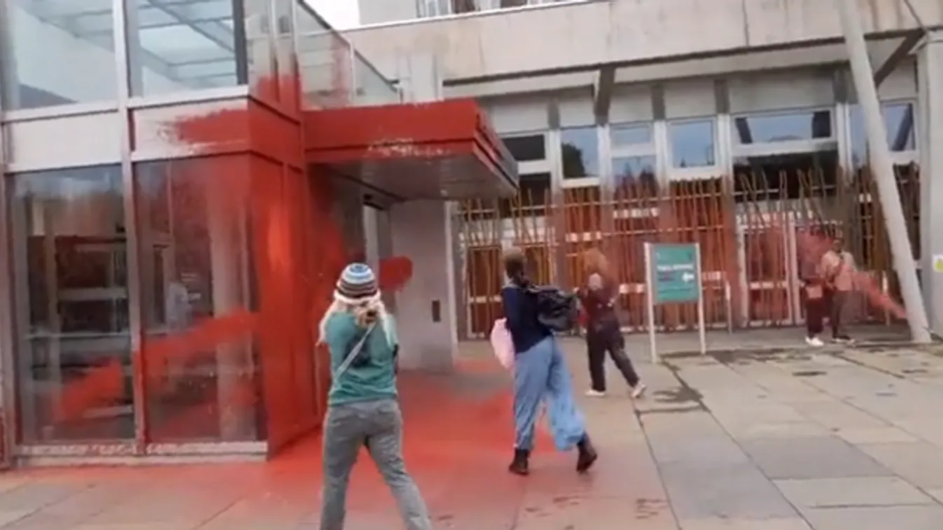 Klímaaktivisták pirosra festették a skót parlament épületének bejáratát