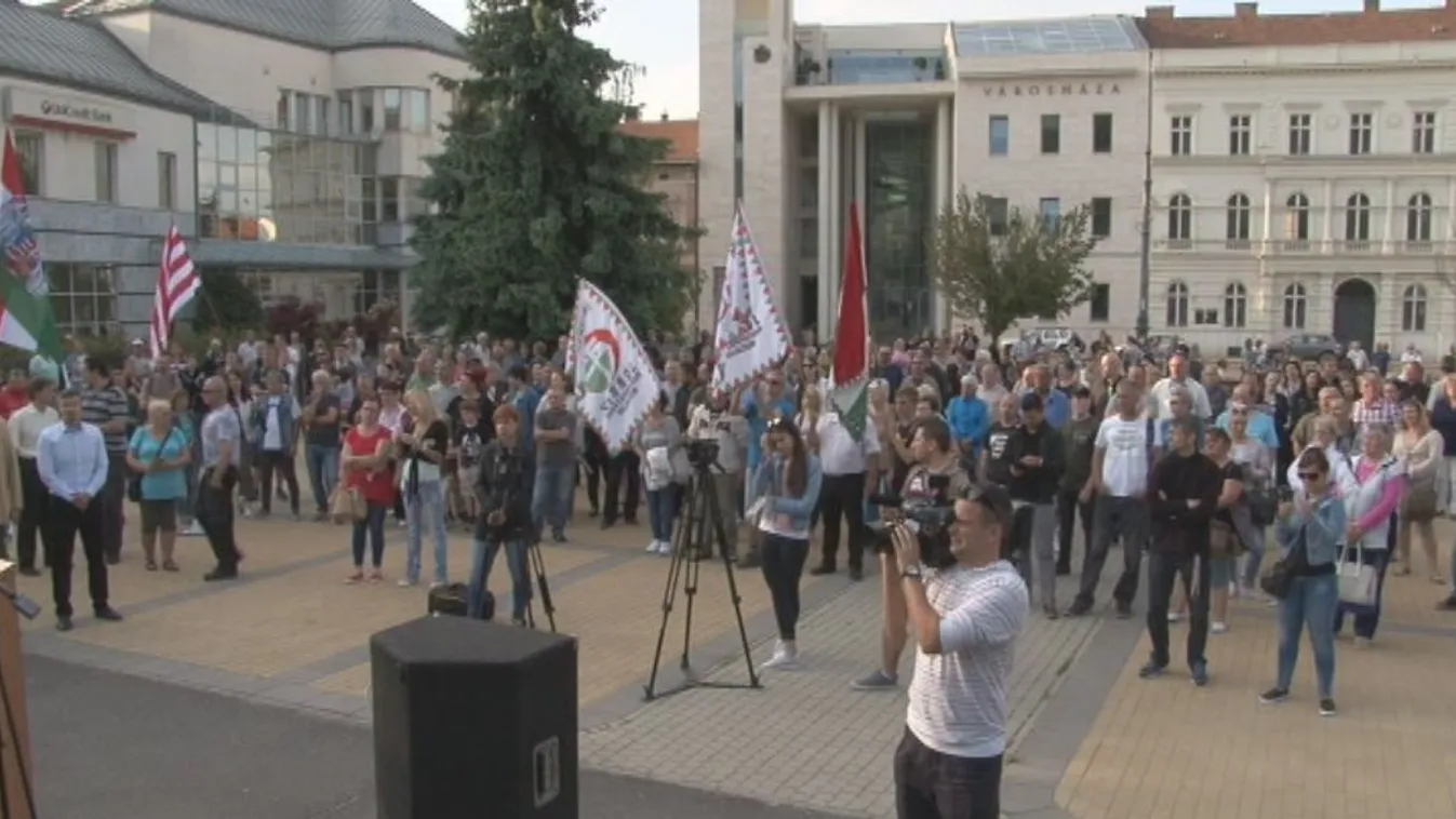 „Egy tisztán látó tömeg szemben egy megtévesztettel”