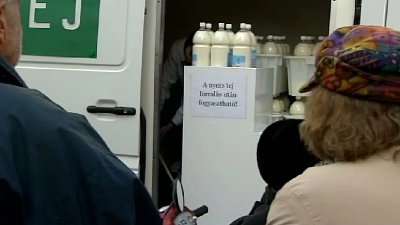 Tojás után tejjel csábítja a szavazókat Bajkai István