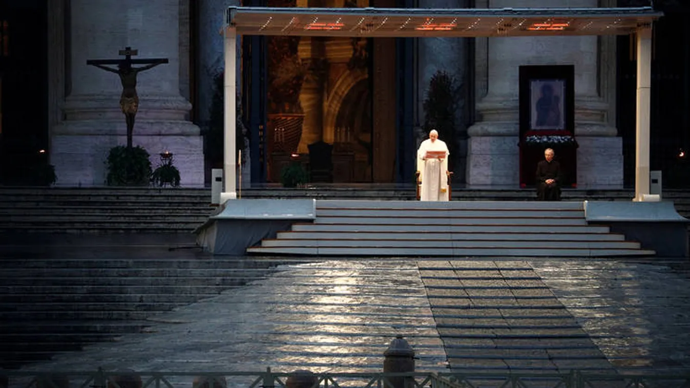 Ferenc pápa megáldotta a szenvedő világot