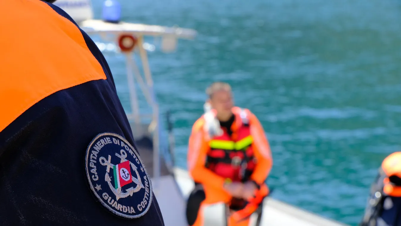 Több mint ezer ember megmentésére indult az olasz parti őrség