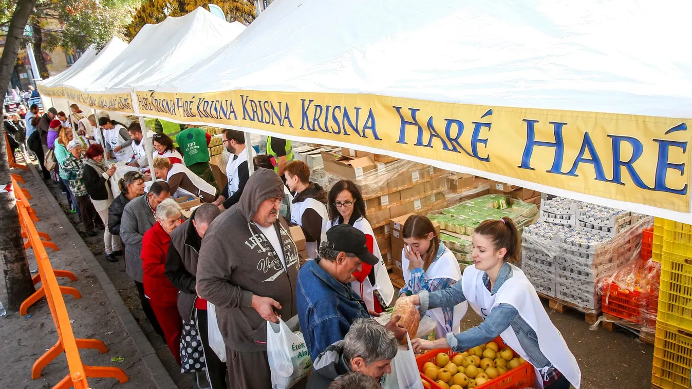 Ma is ételt osztottak a Blaha Lujza téren