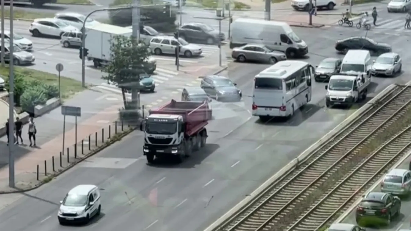 Forgalommal szemben közlekedett egy busz Budapesten