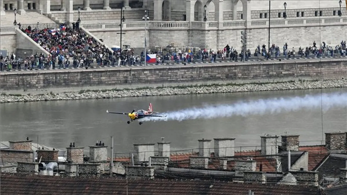 Több százezren nézték a Red Bull Air Race futamot