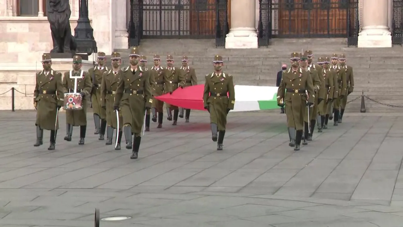 Felvonták a nemzeti lobogót