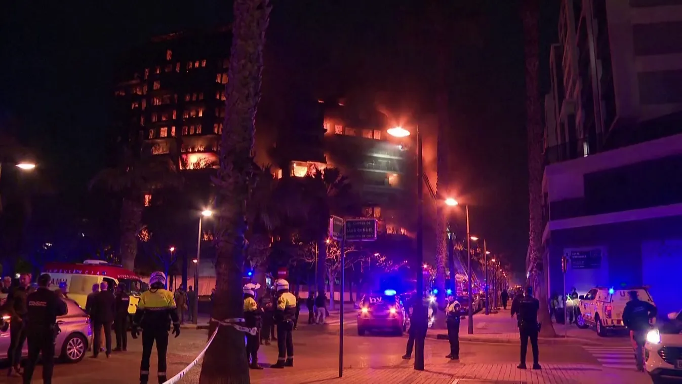 Kigyulladt egy tizennégy emeletes lakóház Spanyolországban + videó