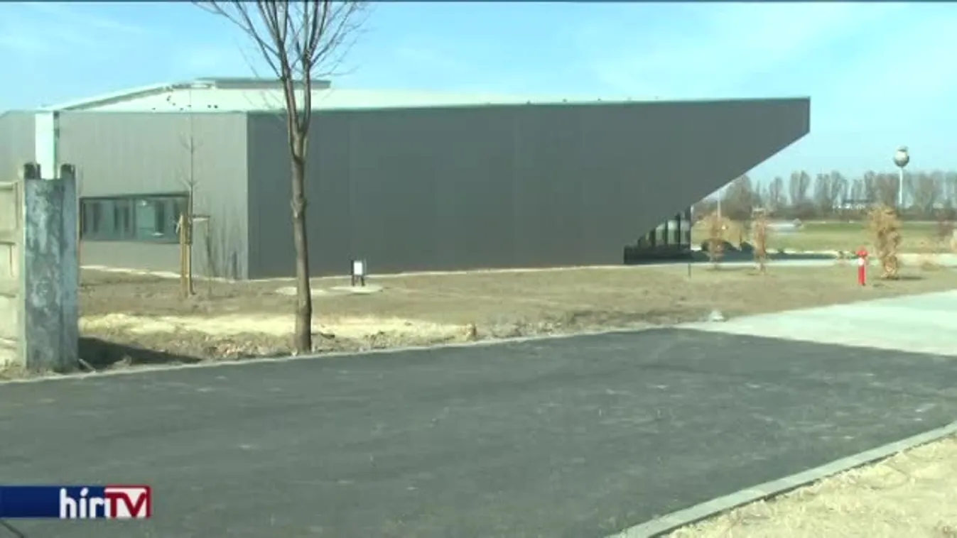 Repedezik és süllyed a nemrég átadott ceglédi sportközpont