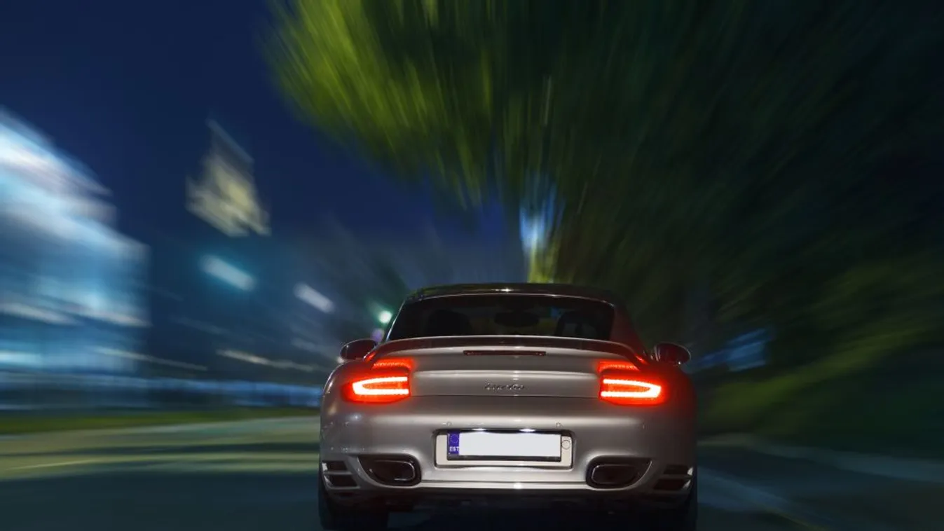 Büntetőfékezés miatt keresik a Porsche sofőrjét