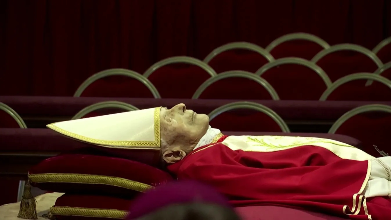 A magyar hívők leróhatják kegyeletüket XVI. Benedek pápa előtt