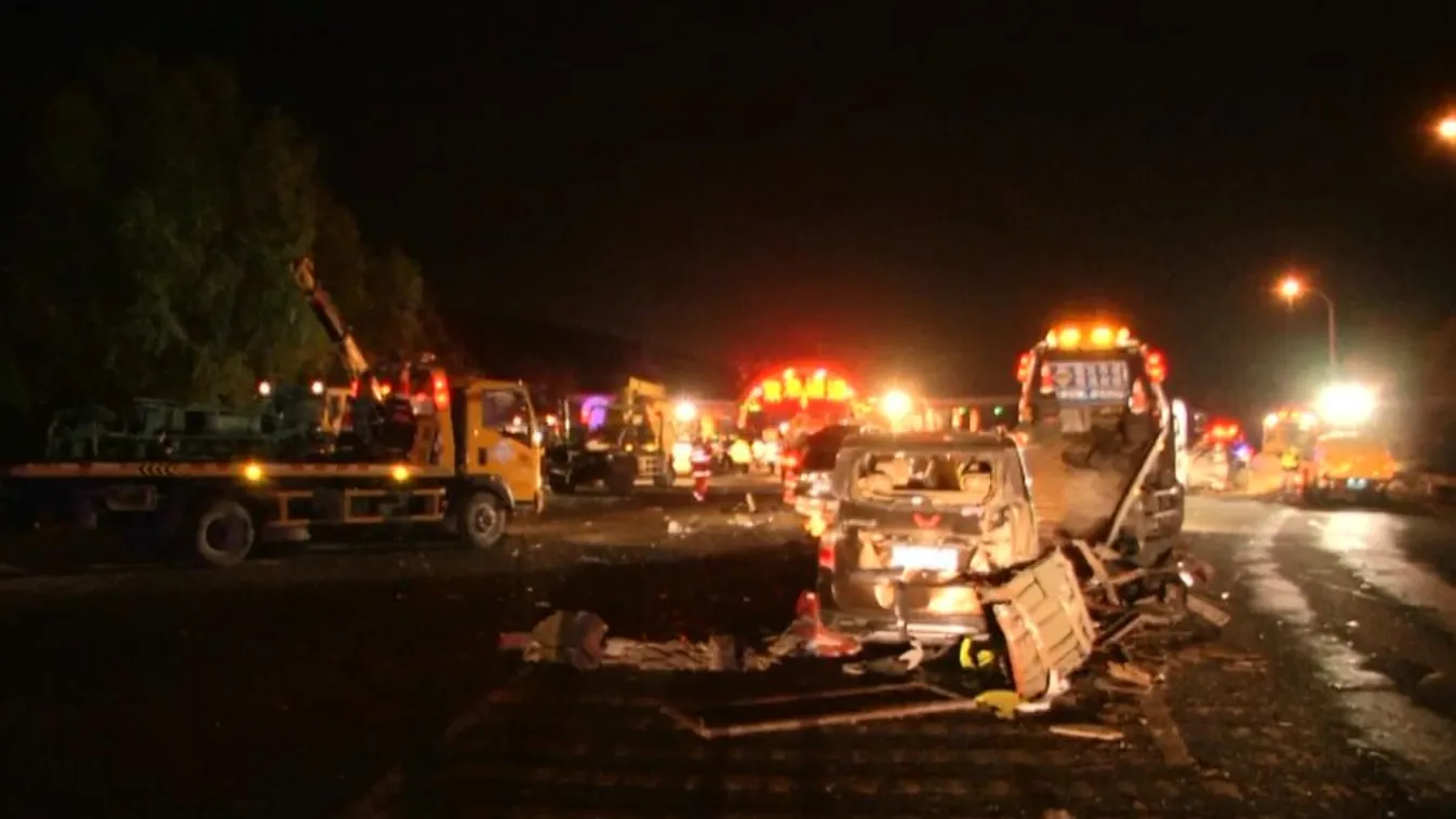 Harminc autót tarolt le egy kamion