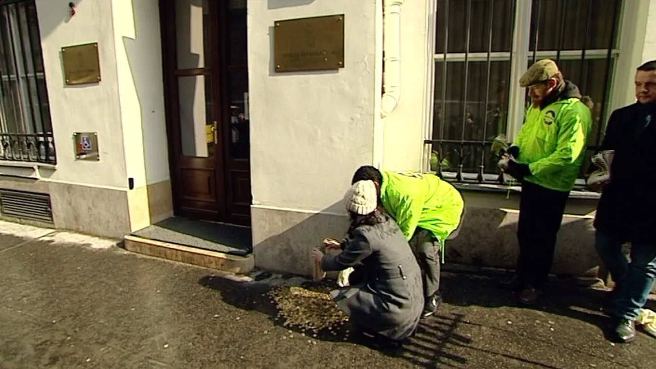 Aprópénzt szórtak az Emmi elé az MSZP és a Párbeszéd képviselői