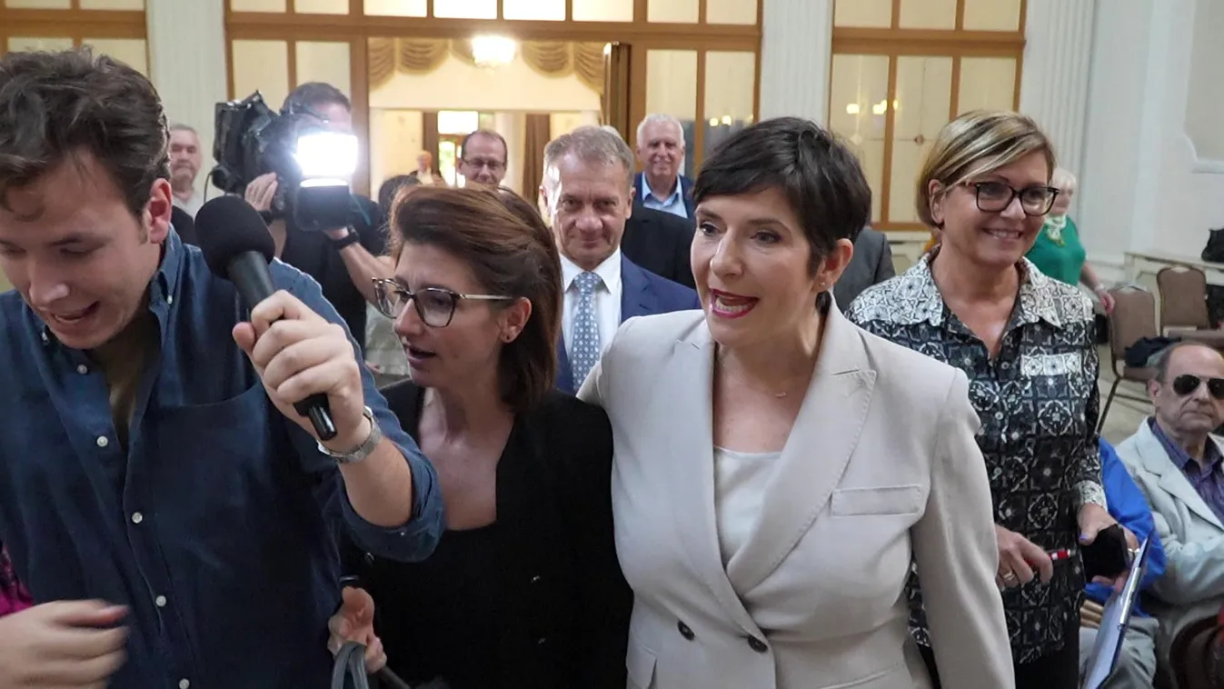 Válasz helyett csak arrébb taszigálta a riportert Dobrev Klára sajtósa