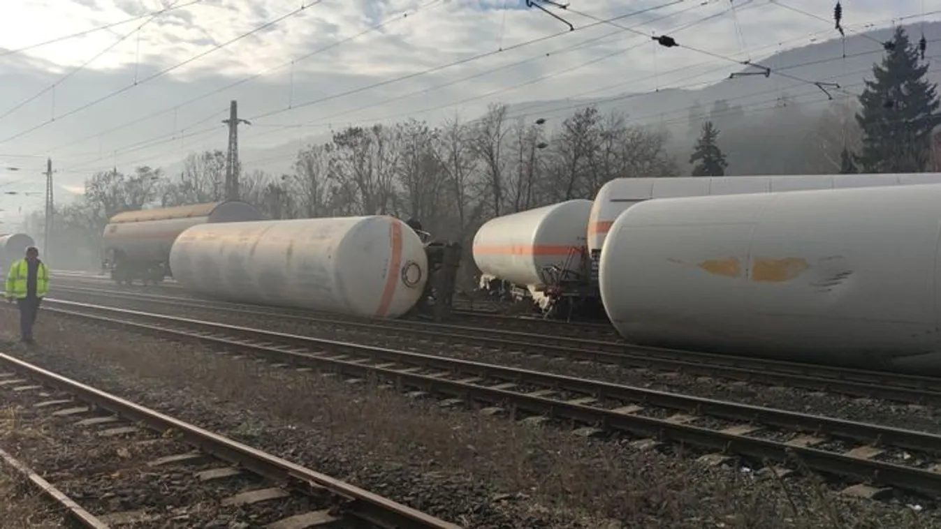 Kisiklott és felborult egy tehervonat Nagymarosnál + videó