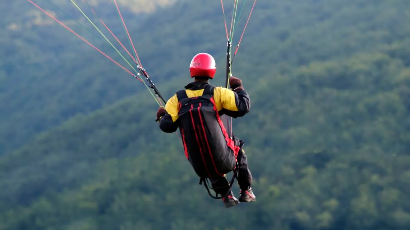 Sérült siklóernyőst mentettek a Gerecsében