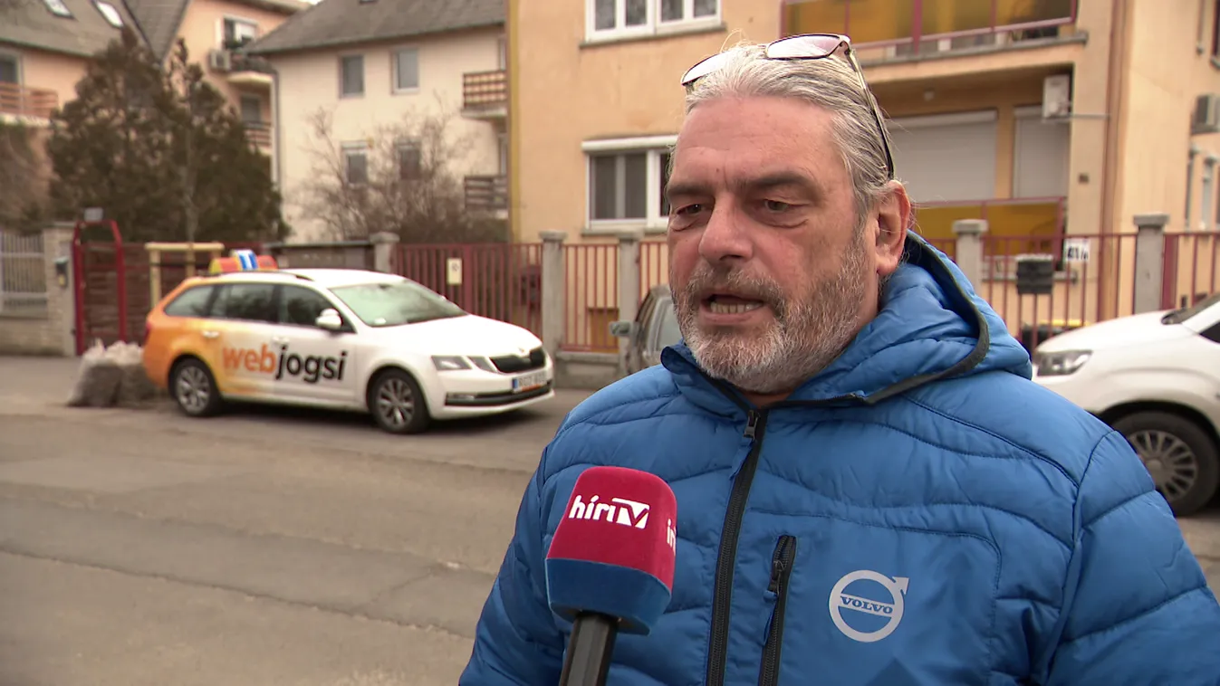 Kevés autós nézeti át a kocsiját egy hosszabb ünnepi út előtt
