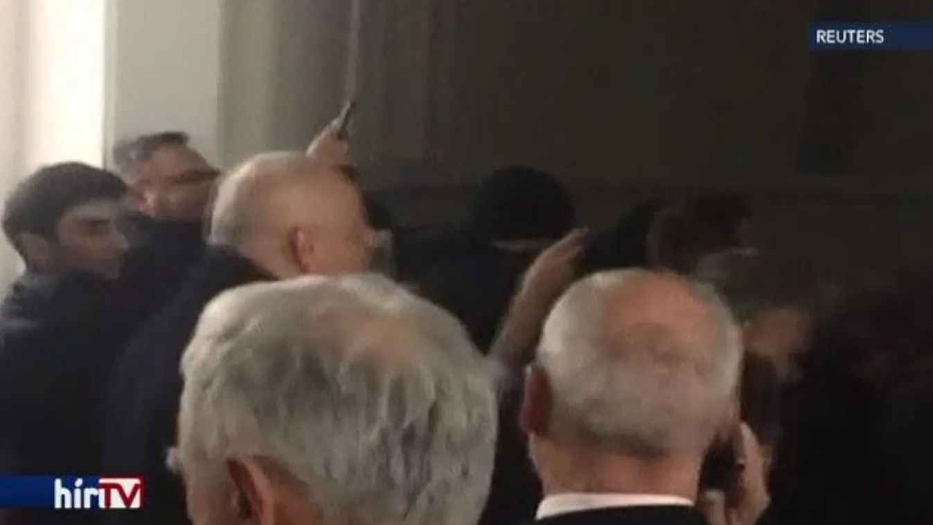 Tüntetők százai állták el a parlament kijáratát