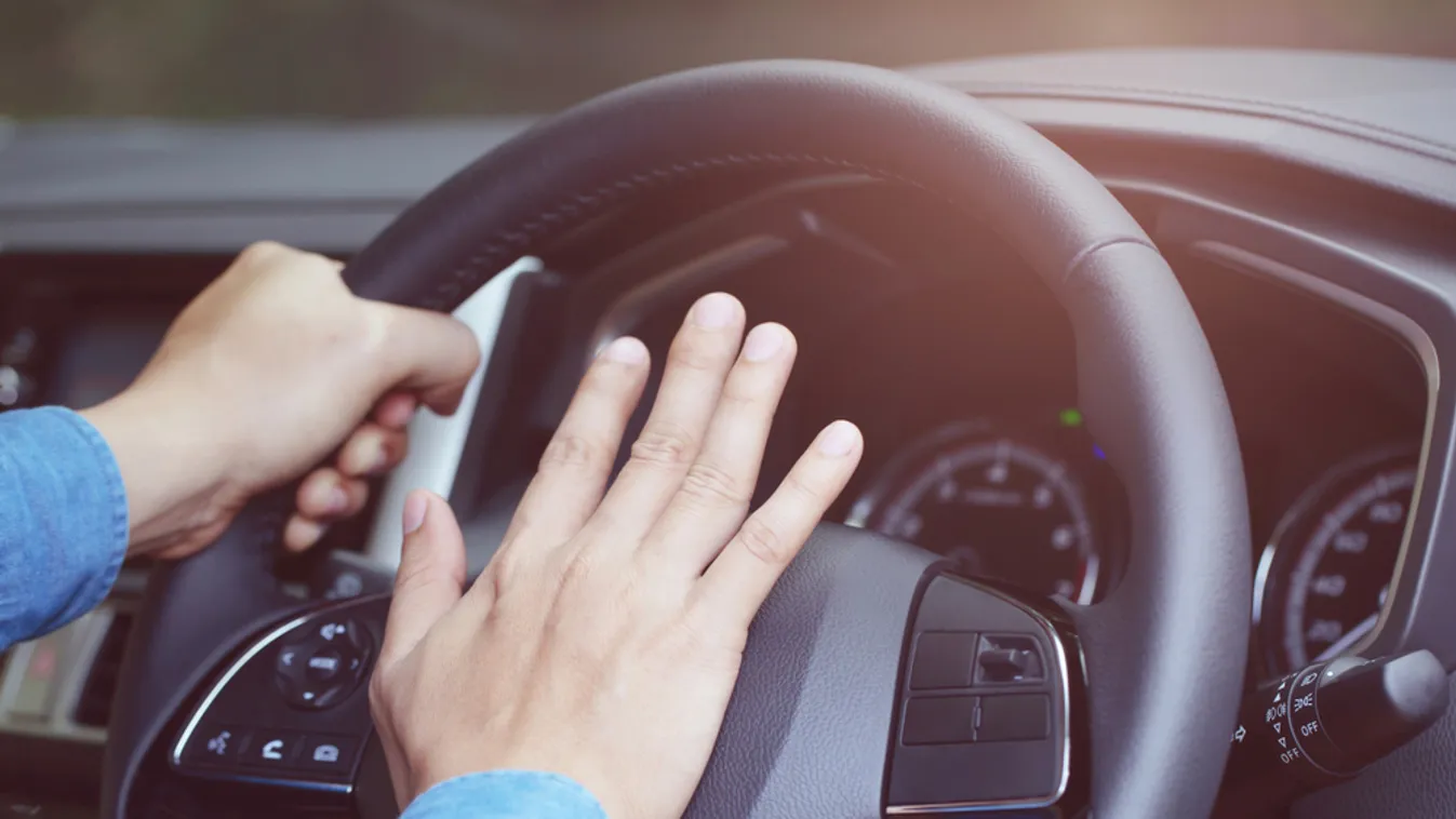 Dudálásos tüntetést szervezett az ellenzék a Clark Ádám Térre