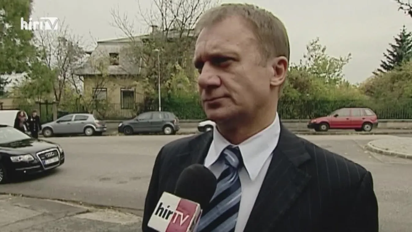 Főhős: Varju László, akit a szoci-szadi koalíció mindig kispadra ültetett