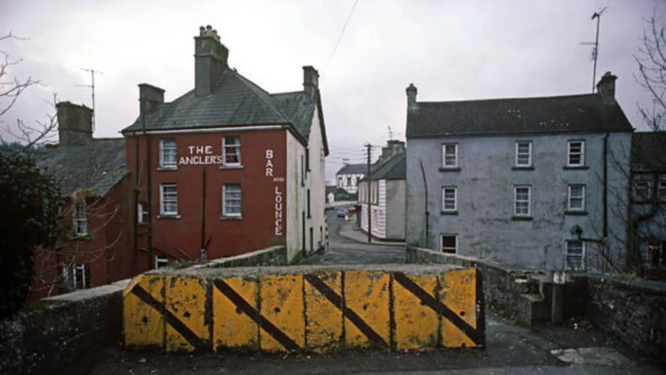 Theresa May nem engedi a régi ír-északír határrendszer visszaállítását