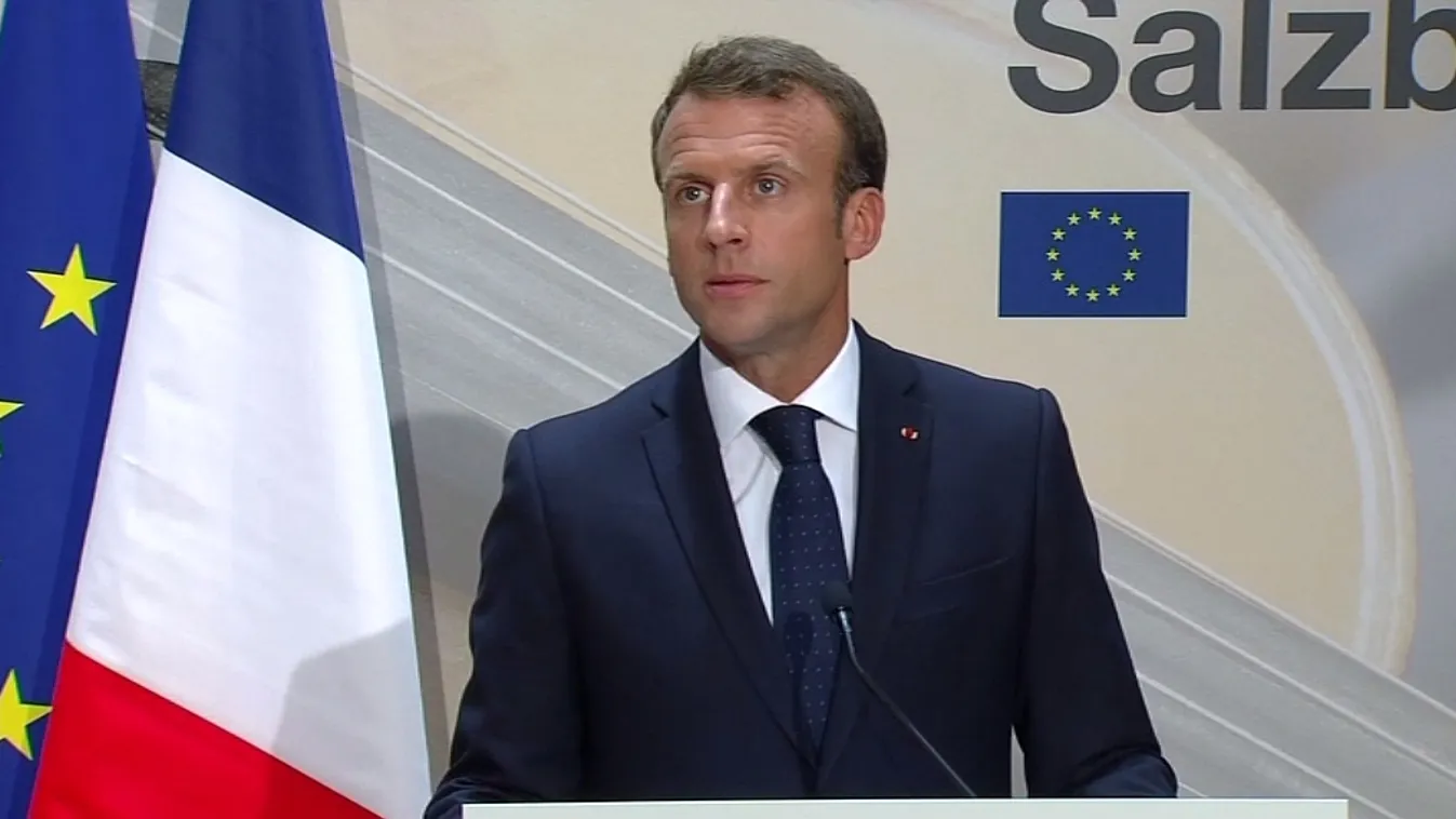 Macron megint üzenget