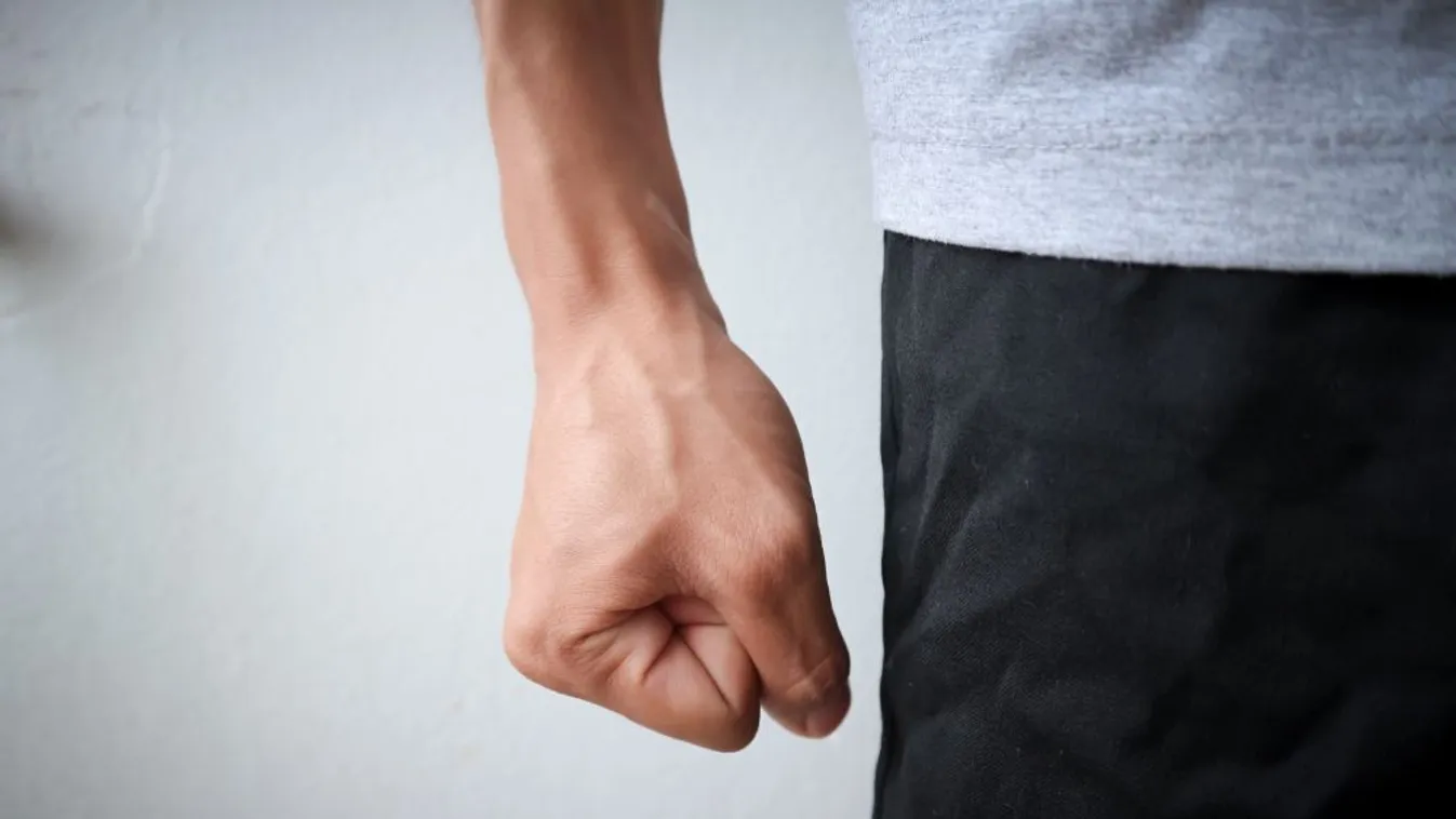 Bosszantották a gyerekek, kést rántott