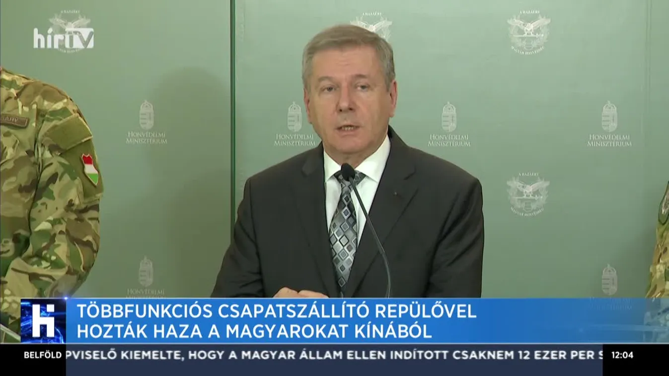 Többfunkciós csapatszállító repülővel hozták haza a magyarokat Kínából