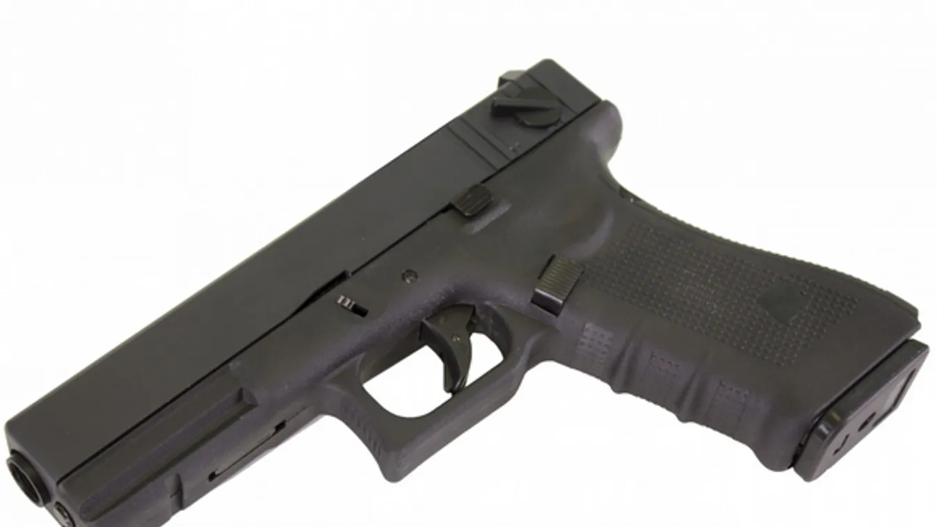 Jegyet nem vett, de rálőtt a parkolóőrökre Pécsett