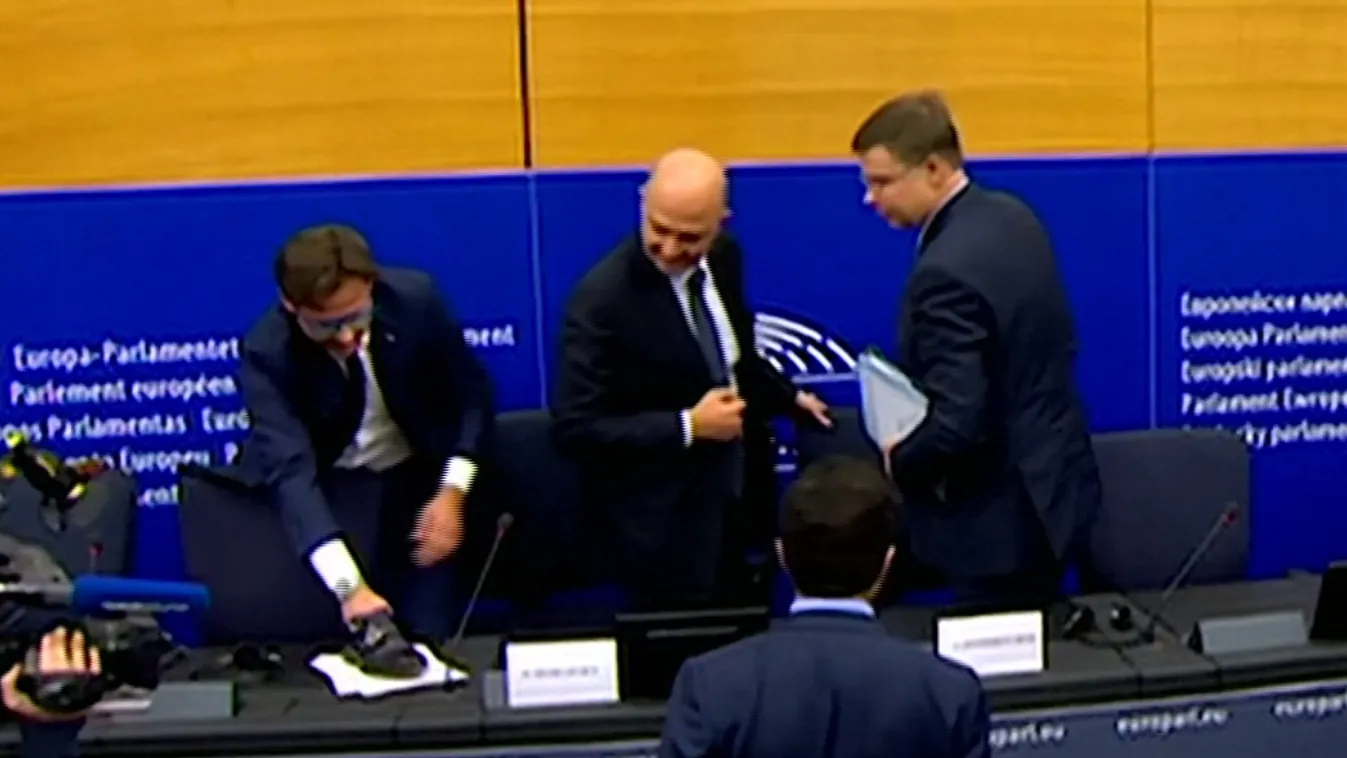 Cipője talpával nyilvánított véleményt Brüsszel „hazugsághegyeiről”