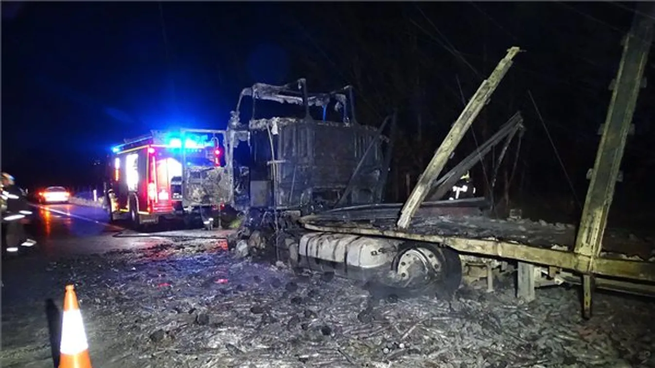 Lángba borult egy kamion az M5-ösön