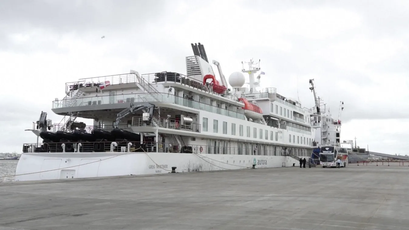 Partra szállhat a Greg Mortimer óceánjáró személyzete Uruguayban