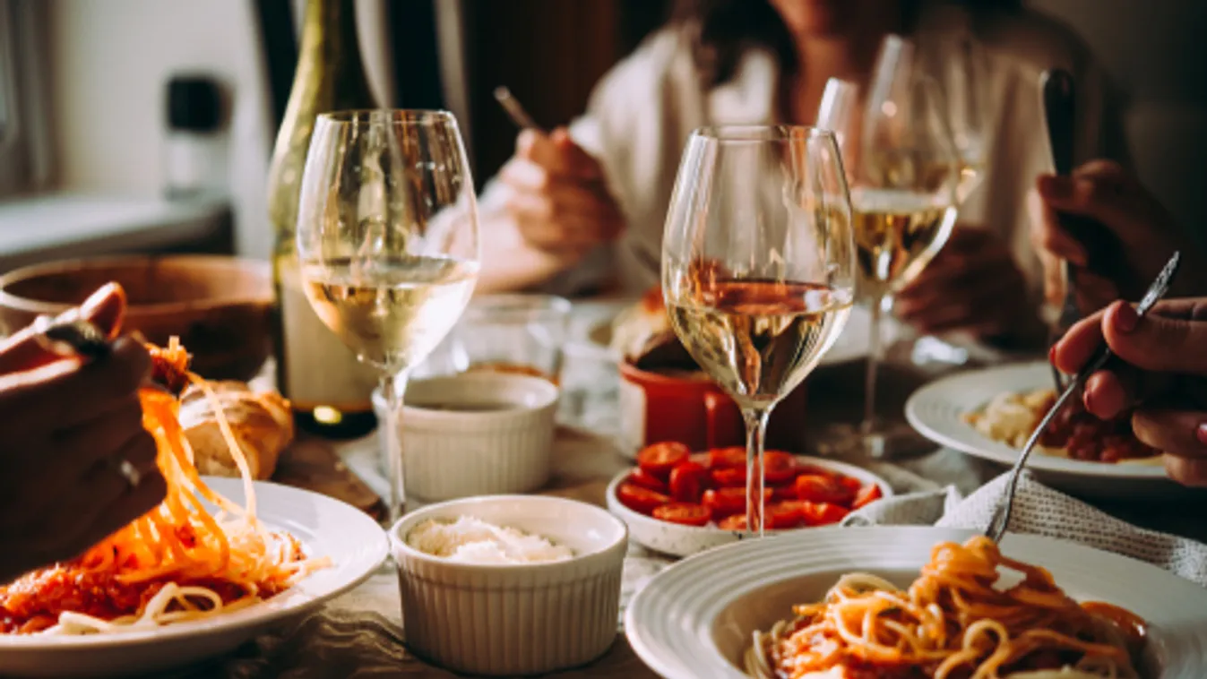 Péntektől nyitnak a fővárosi éttermek zárt terei