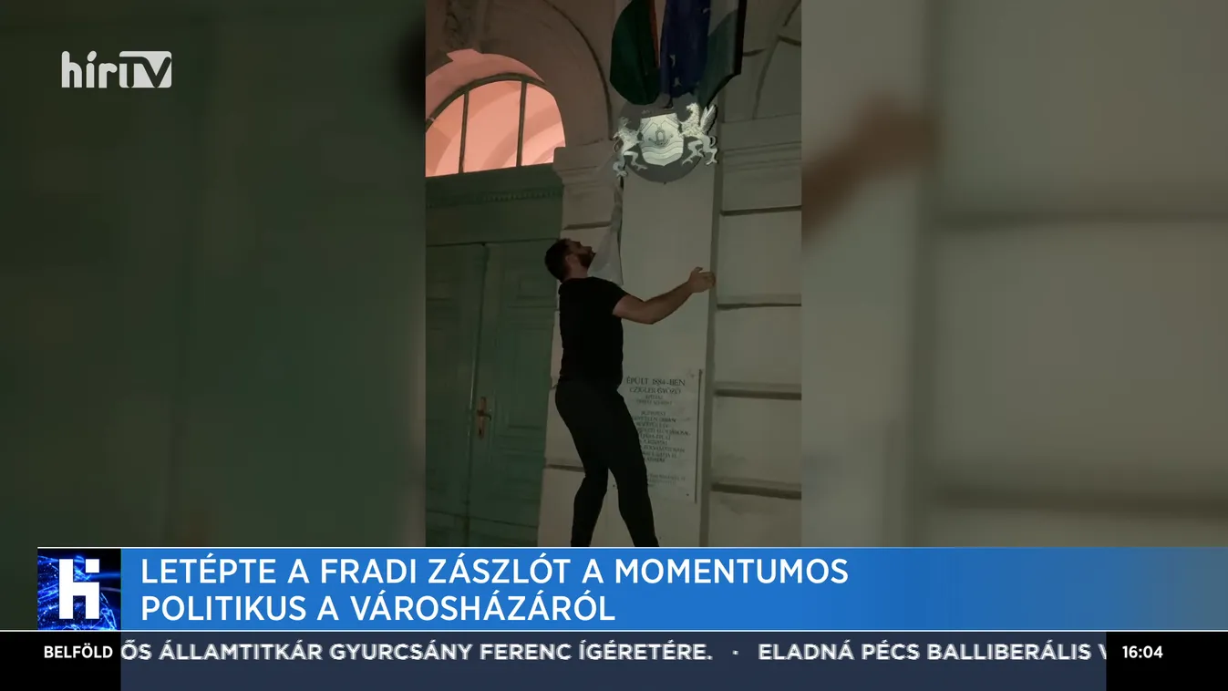 Letépte a Fradi-zászlót a momentumos politikus a városházáról