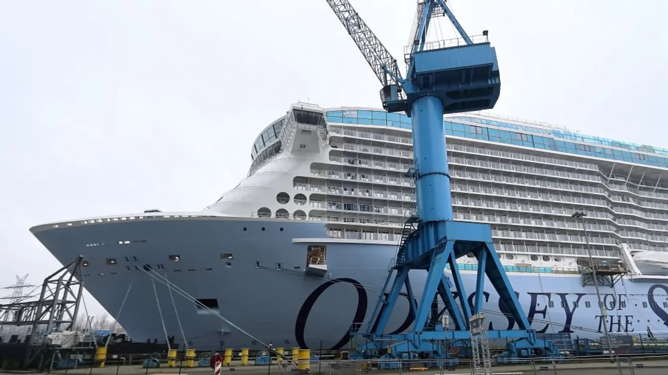 Elkülönítették egy német luxushajó mintegy ezer fős legénységét