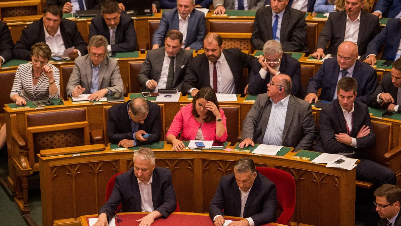 Elfogadták a kormánypártok békepárti határozatát