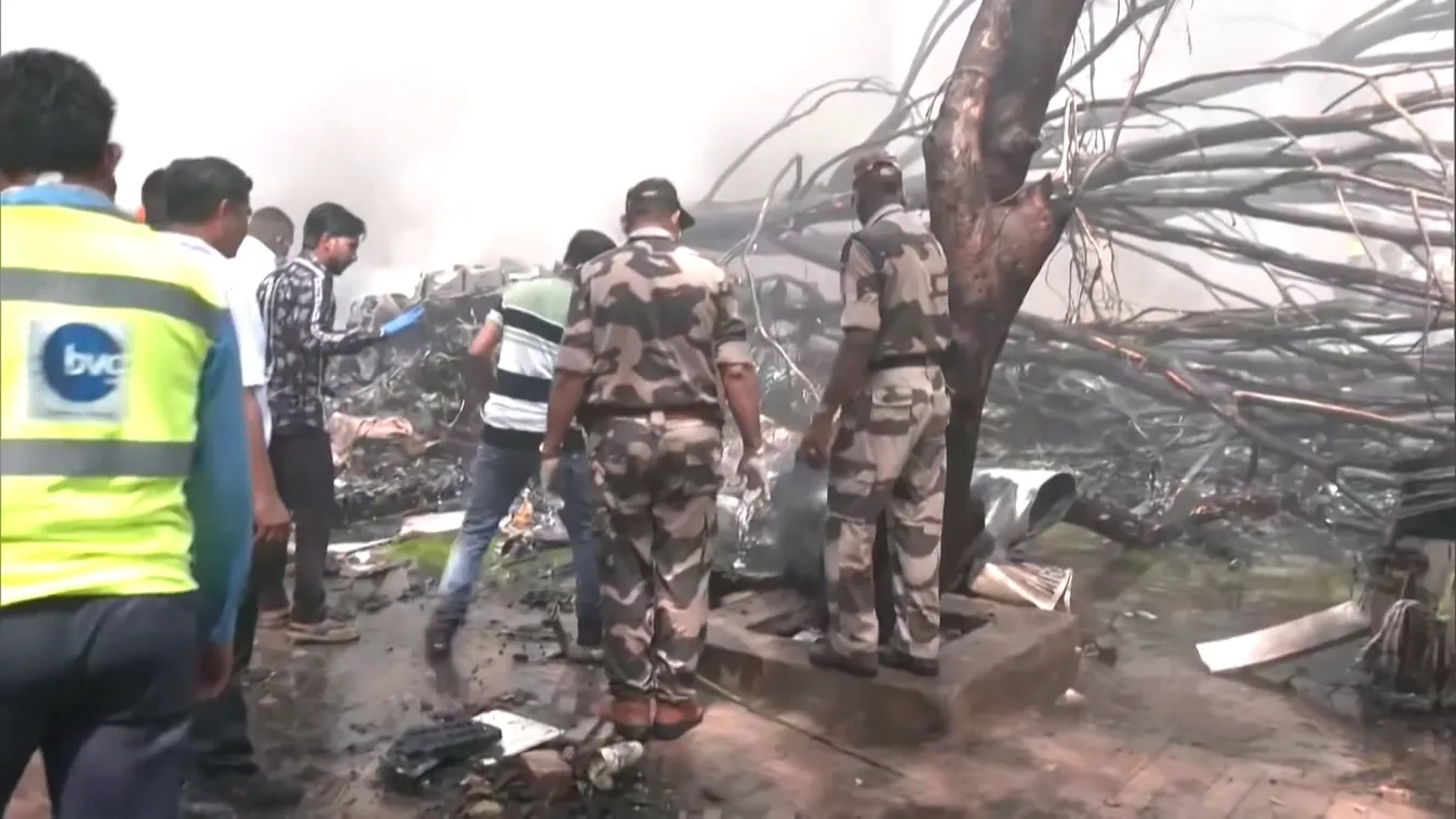 A New York Times információi szerint az indiai gép egy orvosi egyetem területére zuhanhatott + videó