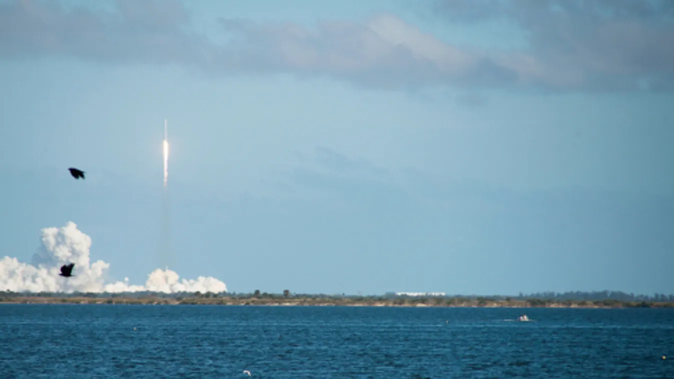 Megérkezett az űrállomásra a SpaceX első üzemszerű missziója