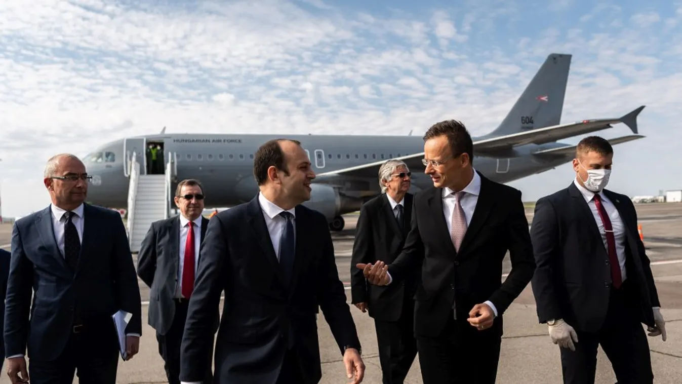 Szijjártó Péter védőfelszerelés-szállítmányt kísért el Moldovába