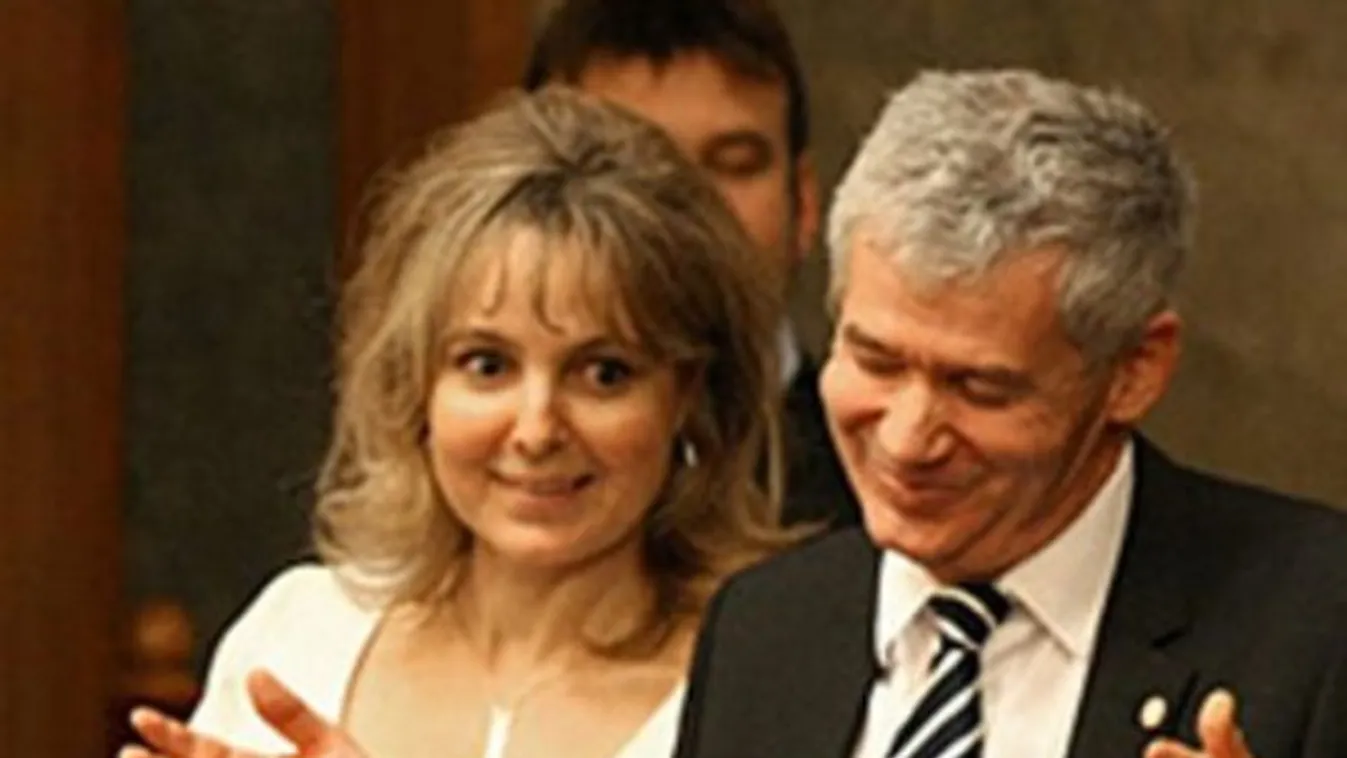 Nem elég a többmilliós fizetés Polt feleségének