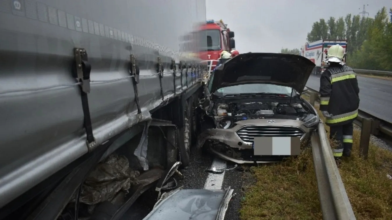 Szalagkorlátnak préselte a kamion a vétlen autóst