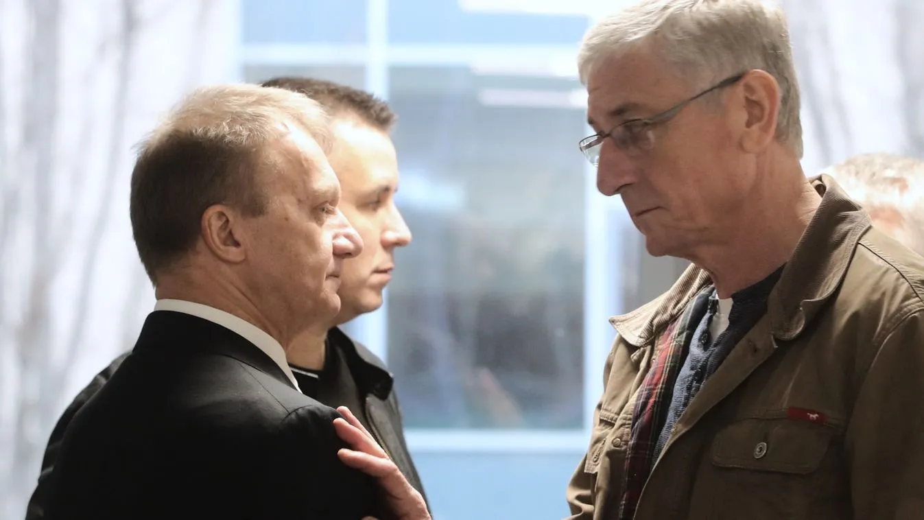 Divat lett a baloldalon elítélve megtartani a képviselői mandátumot