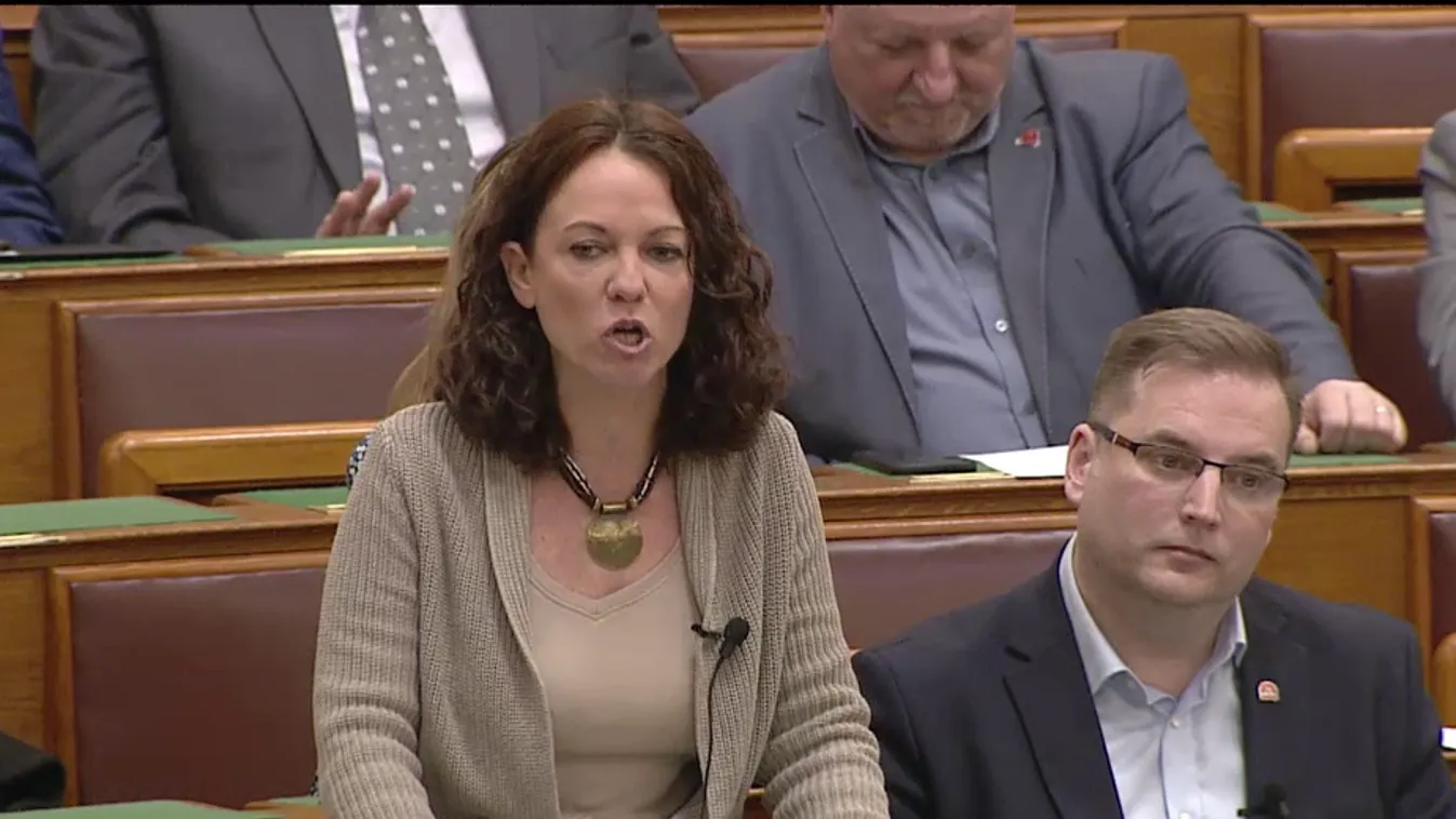 Így rohant ki Szabó Tímea Szíjjártó Péter ellen a parlamentben