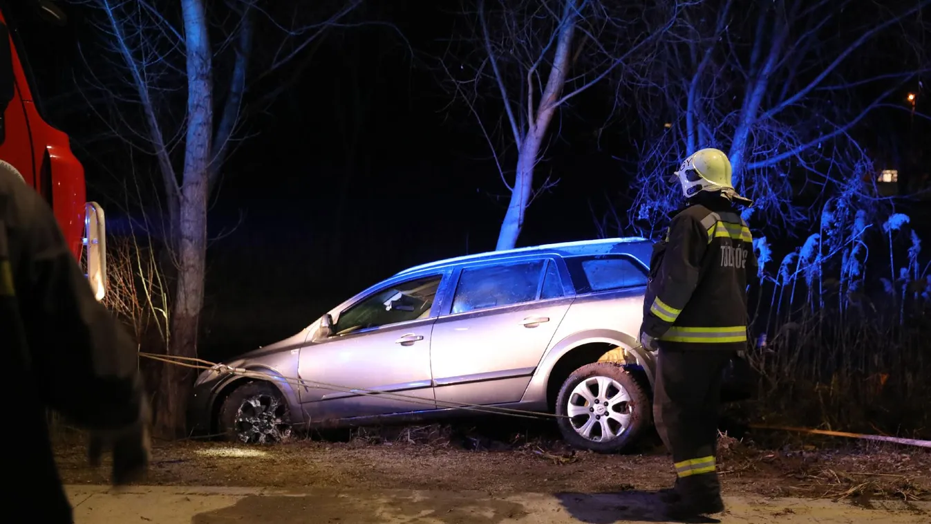 Tóba hajtott egy autó éjjel
