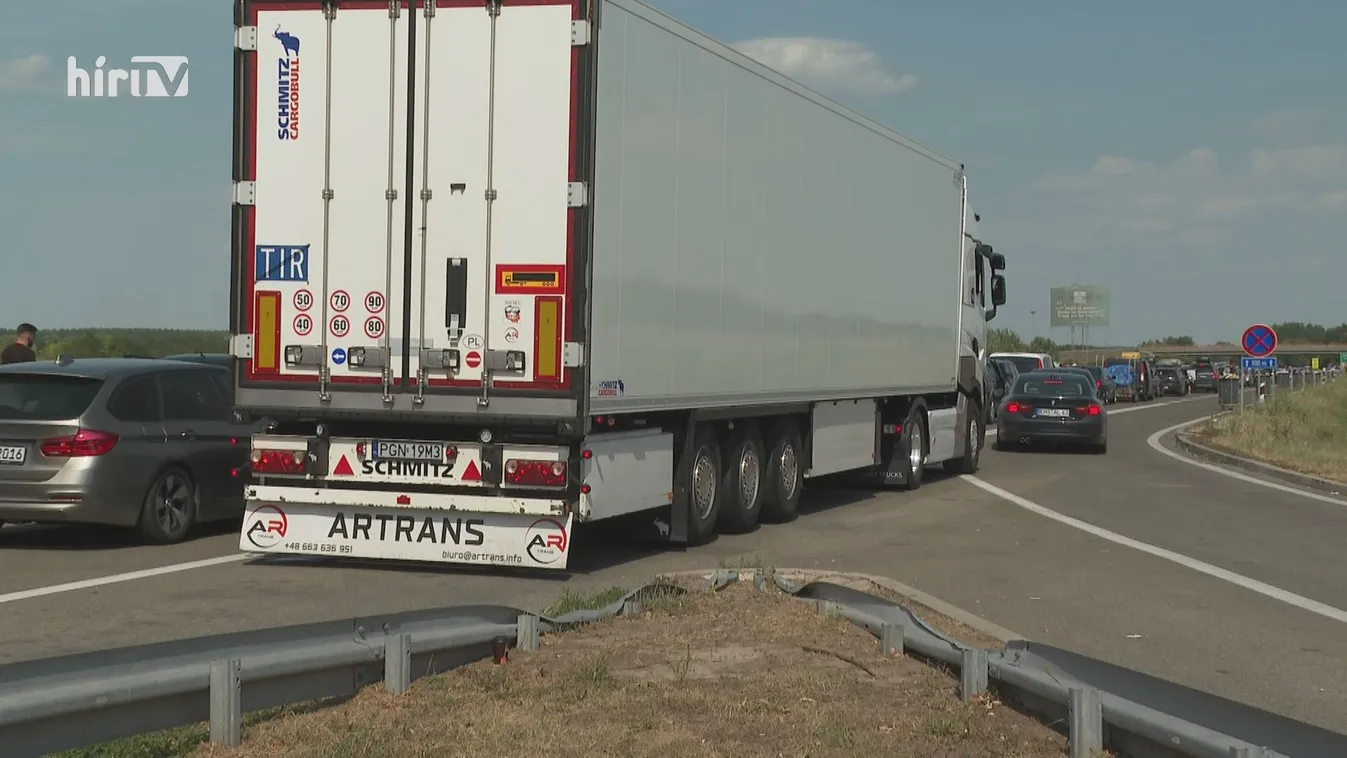 Tömött kocsisorok a röszkei határátkelőknél