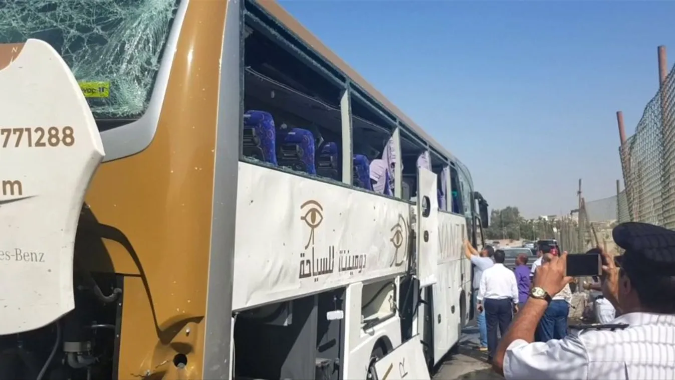 Pokolgépes merényletet követtek el egy turistabusz ellen a gízai piramisoknál