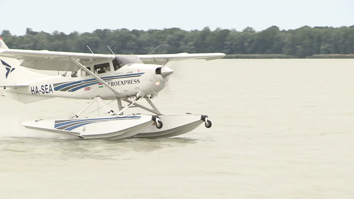 Újra hidroplán szállt le a Balatonra