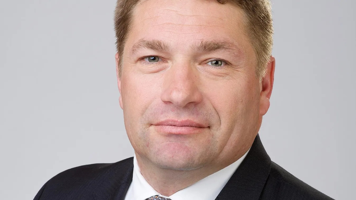 Benyújtotta lemondását Lázár fő bizalmasa