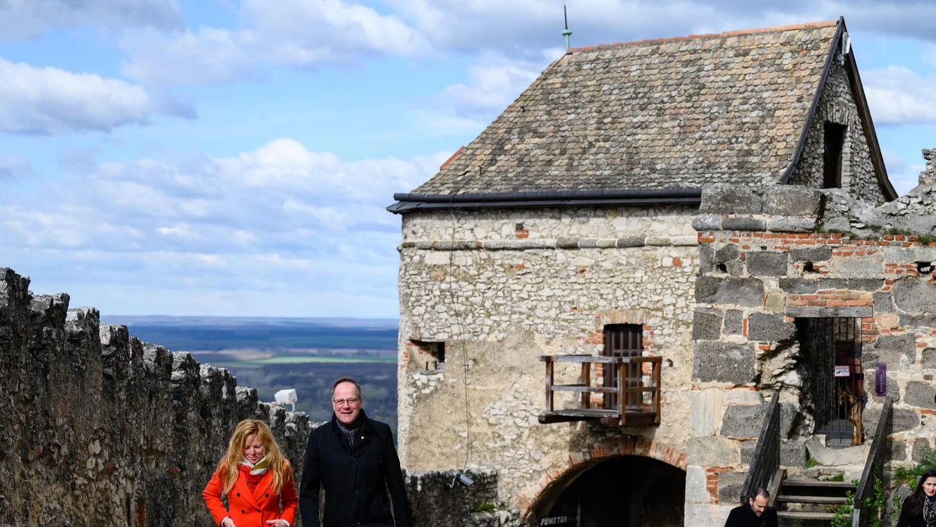 Navracsics Tibor: a múltból örökölt javakat az elkötelezett emberek mentik meg a jövő számára