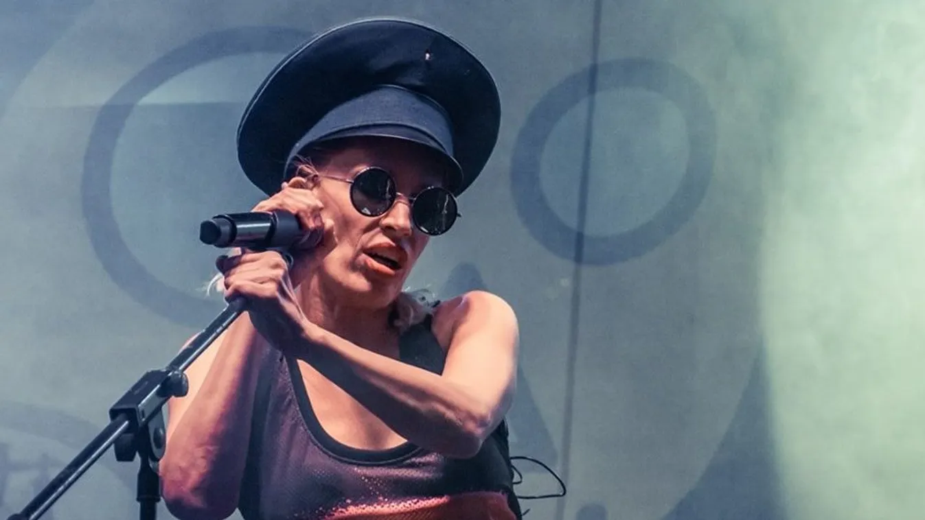 Koncert közben akart végezni az Anna & the Barbies énekesnőjével